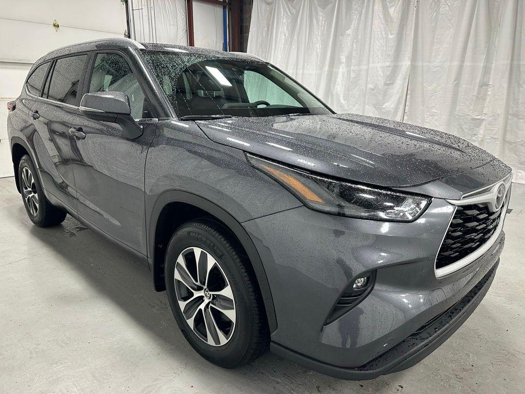 used 2025 Toyota Highlander car, priced at $40,995