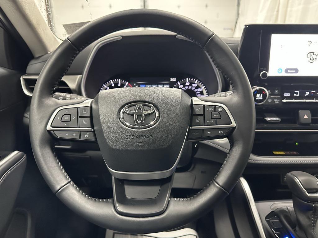 used 2025 Toyota Highlander car