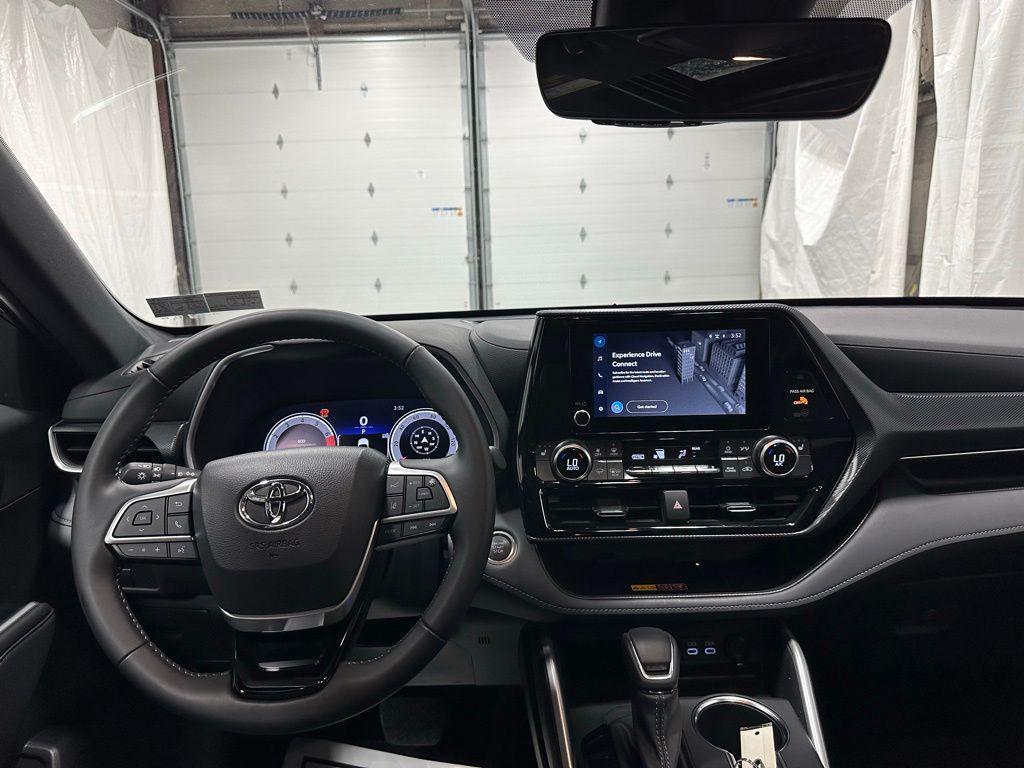 used 2025 Toyota Highlander car