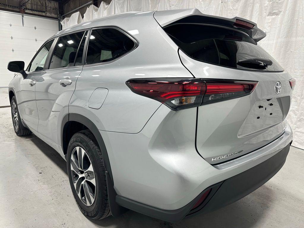 used 2025 Toyota Highlander car, priced at $40,995