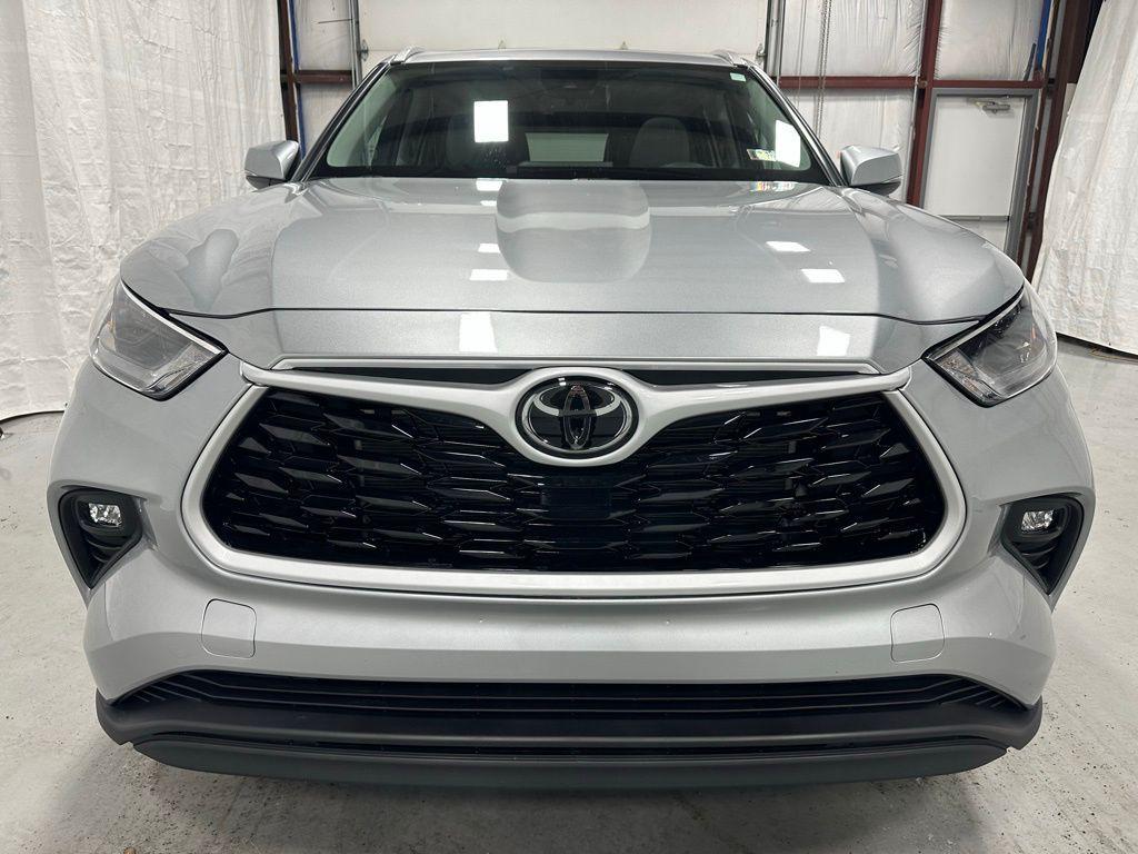 used 2025 Toyota Highlander car, priced at $40,995