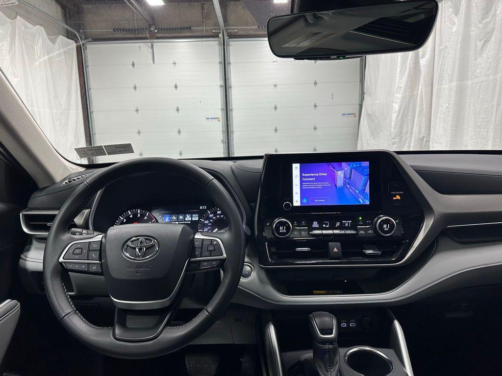 used 2025 Toyota Highlander car, priced at $40,995