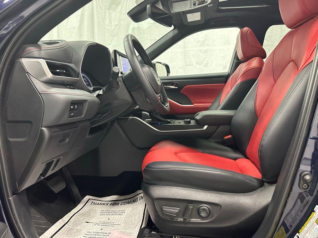 used 2025 Toyota Highlander car, priced at $44,495