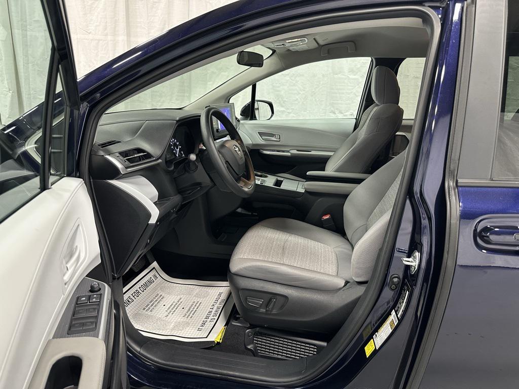 used 2025 Toyota Sienna car