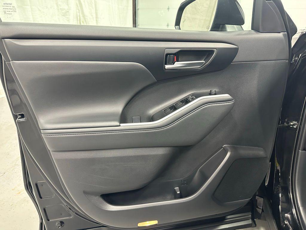 used 2025 Toyota Highlander car, priced at $42,495
