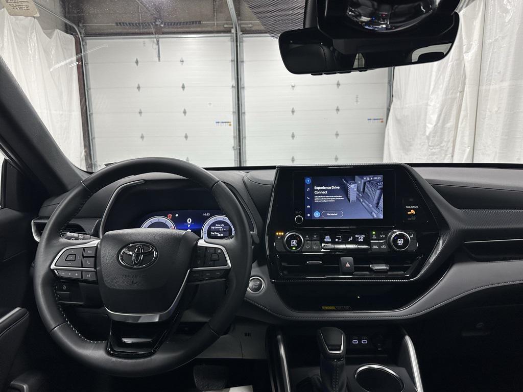 used 2025 Toyota Highlander car