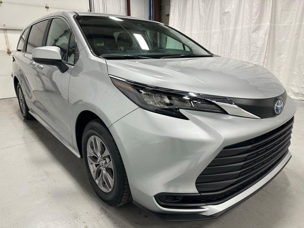 used 2025 Toyota Sienna car
