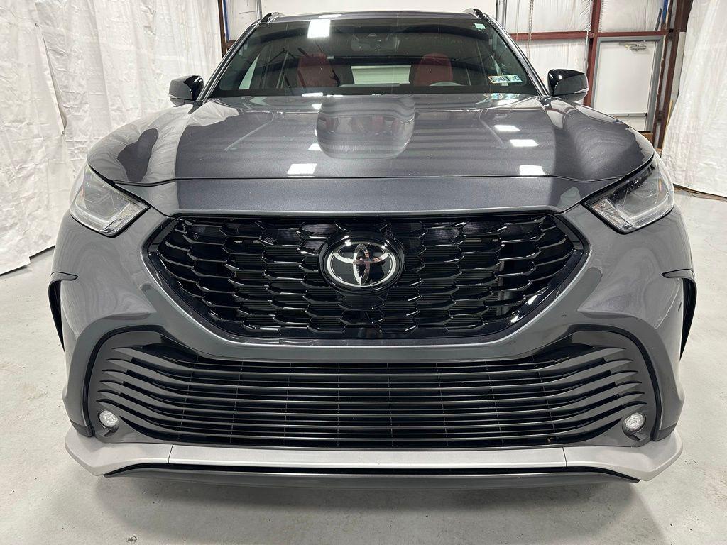 used 2025 Toyota Highlander car, priced at $42,995
