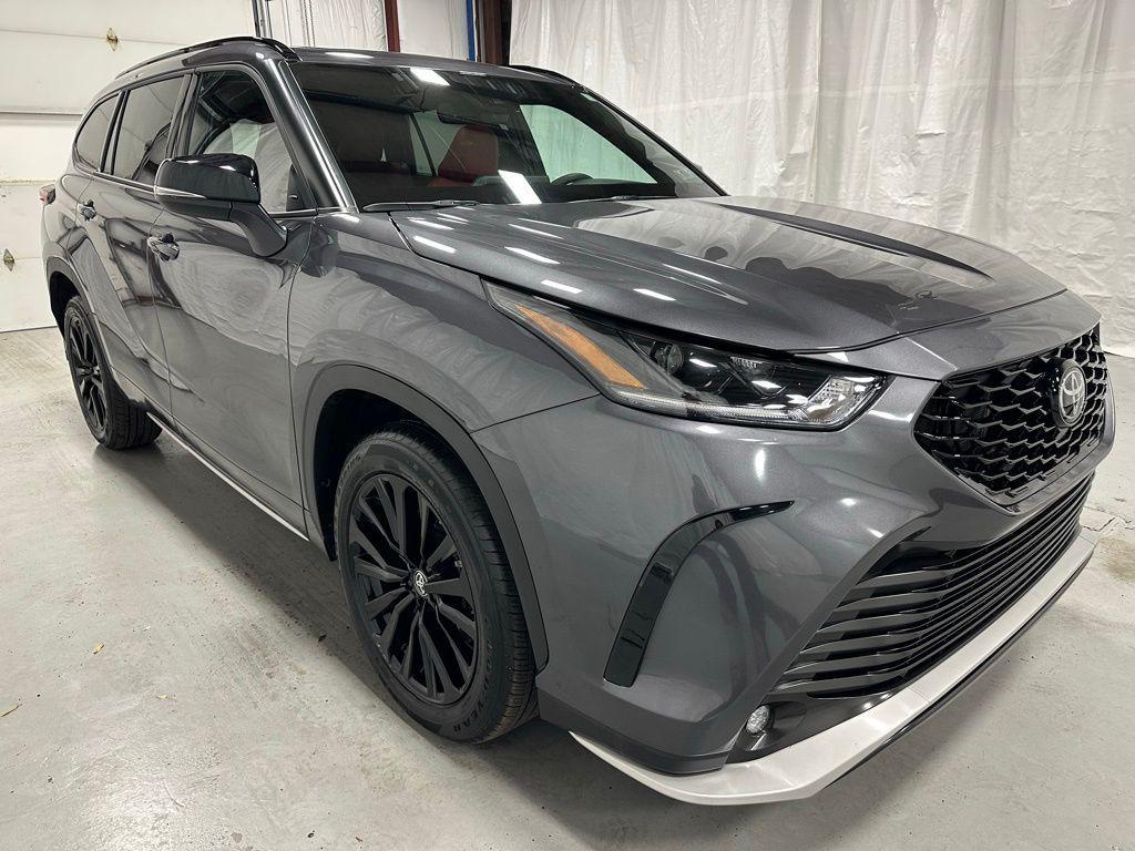 used 2025 Toyota Highlander car, priced at $42,995