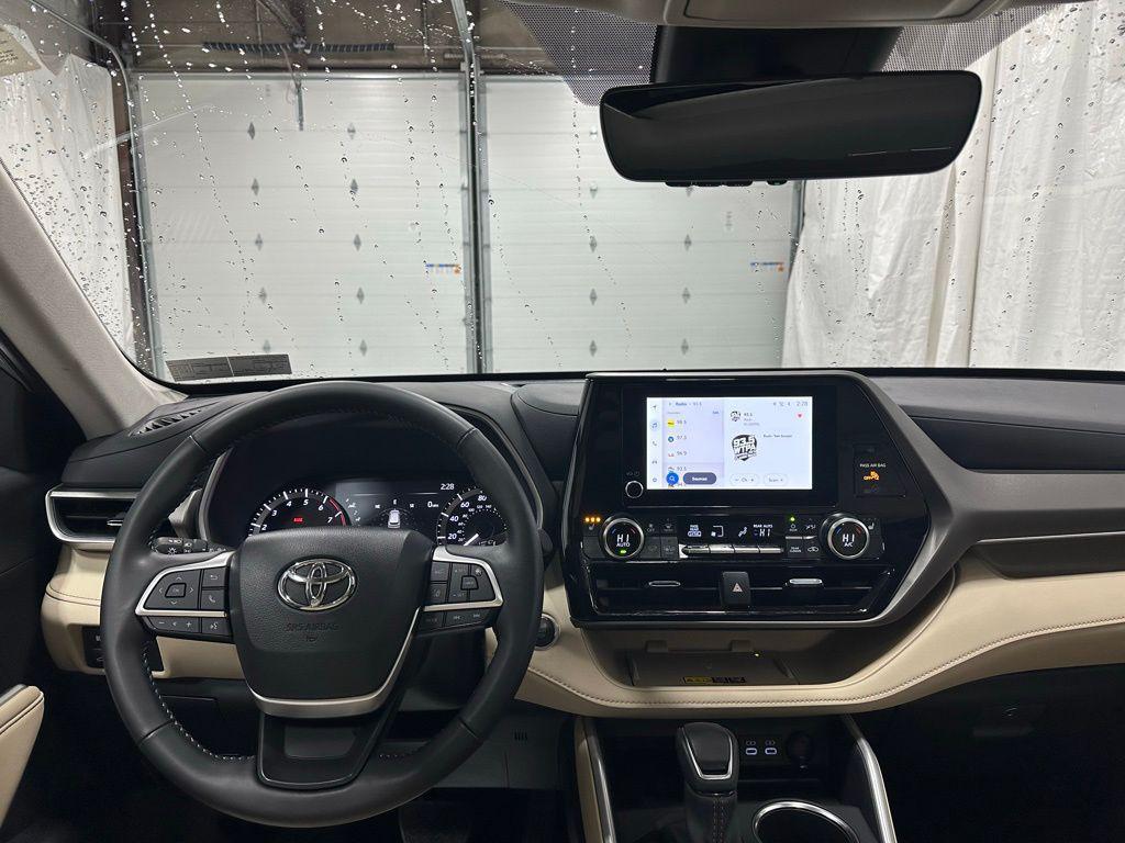 used 2025 Toyota Highlander car, priced at $40,995
