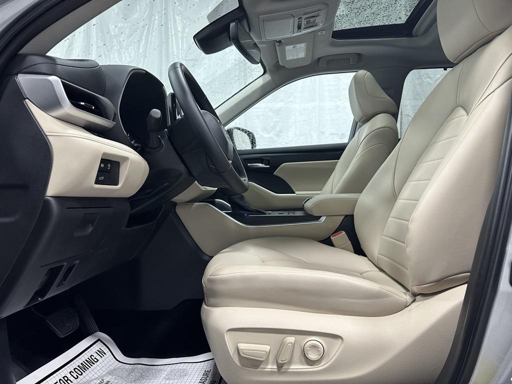 used 2025 Toyota Highlander car