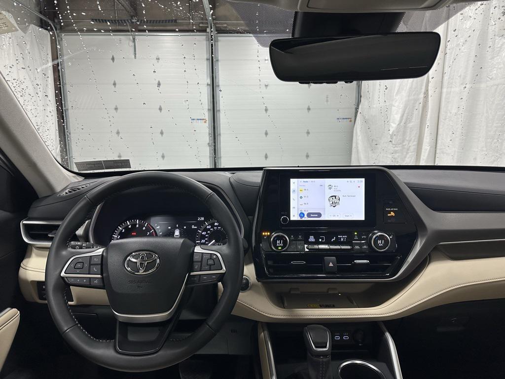 used 2025 Toyota Highlander car