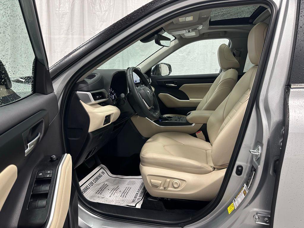used 2025 Toyota Highlander car, priced at $40,995