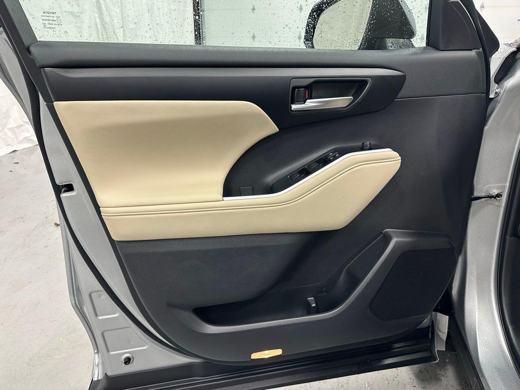 used 2025 Toyota Highlander car, priced at $40,995