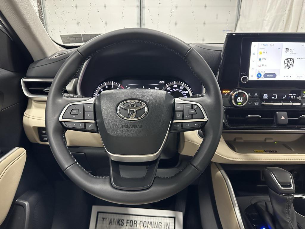 used 2025 Toyota Highlander car