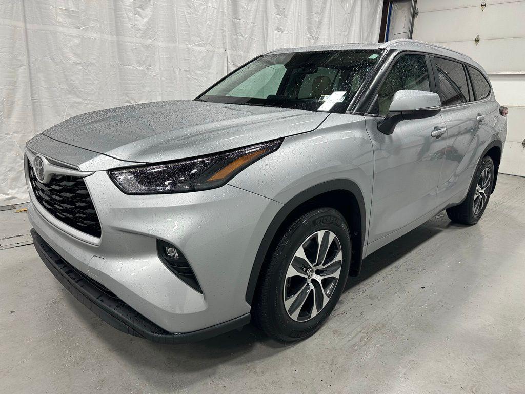 used 2025 Toyota Highlander car, priced at $40,995