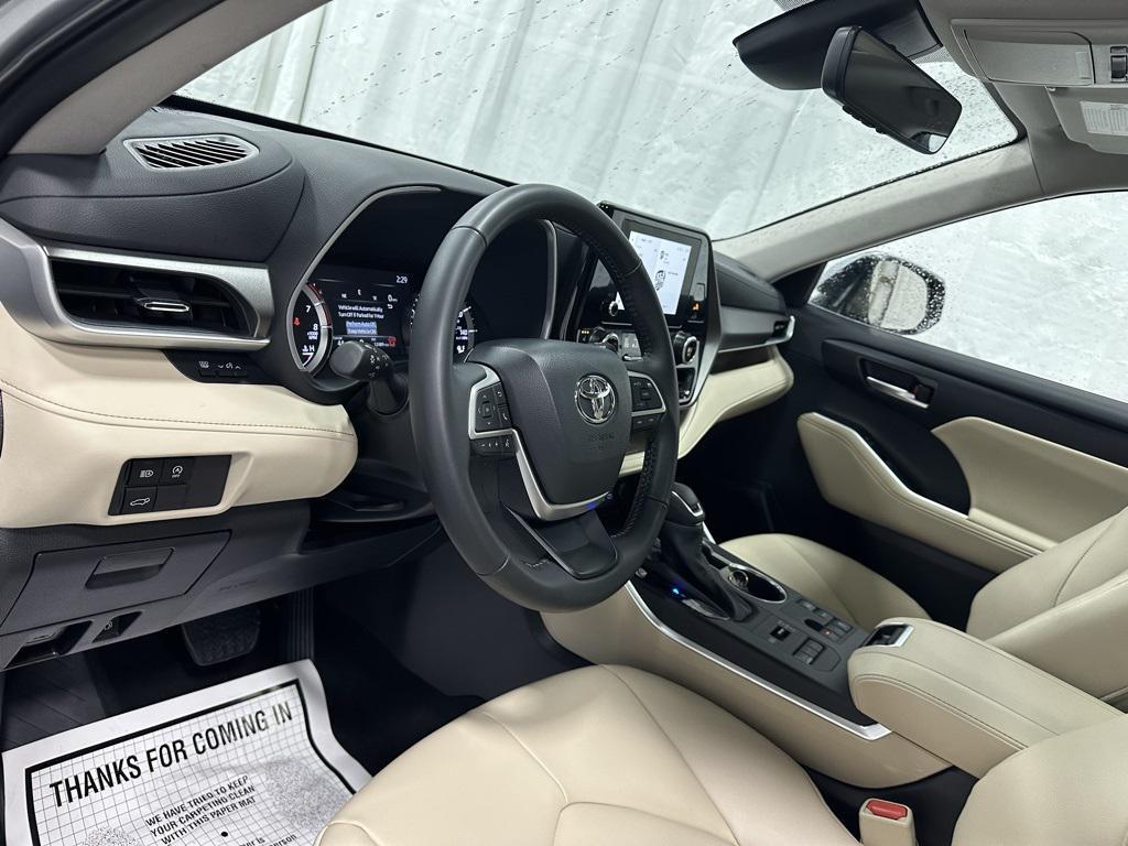 used 2025 Toyota Highlander car