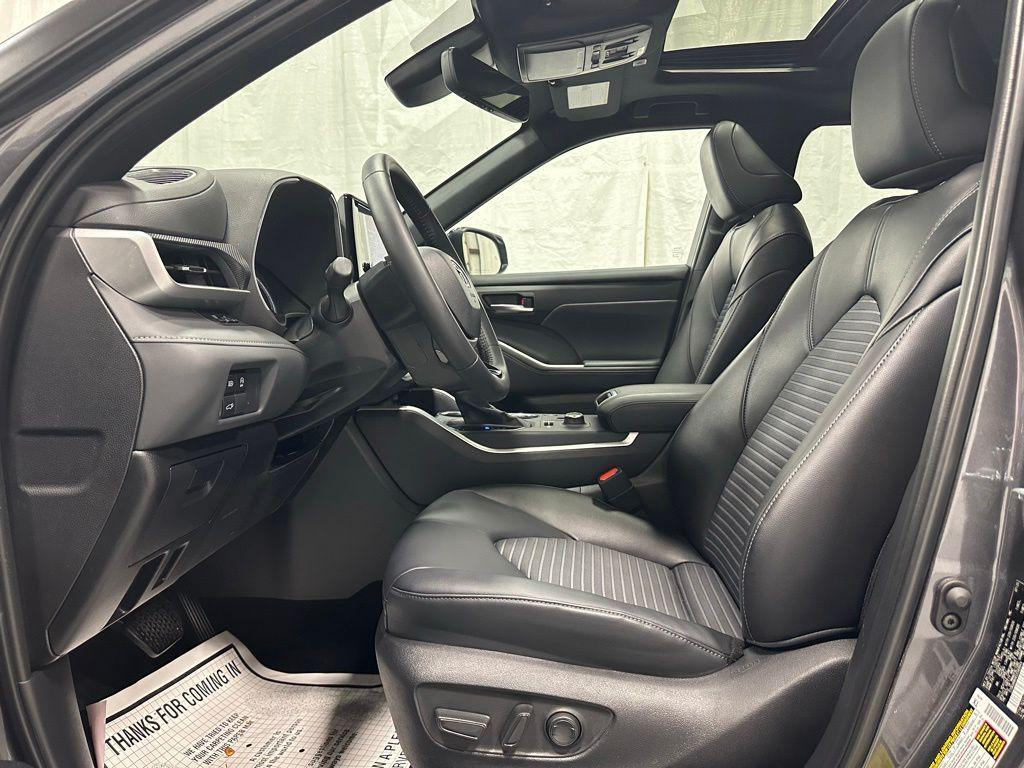 used 2025 Toyota Highlander car, priced at $46,495