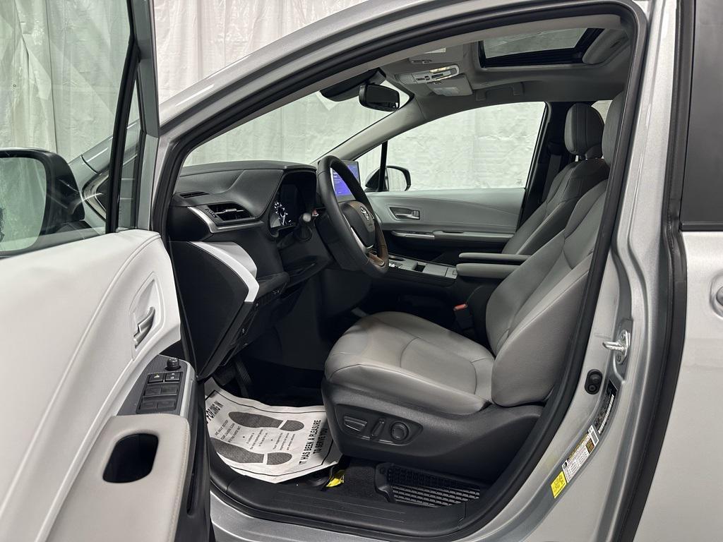 used 2025 Toyota Sienna car