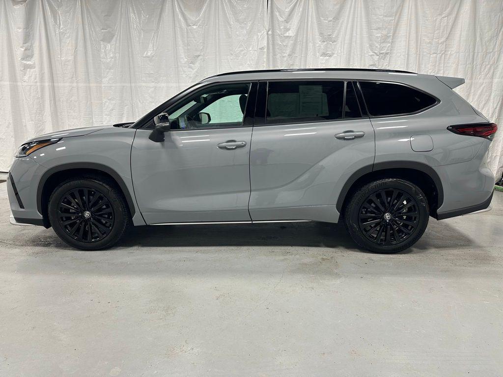 used 2025 Toyota Highlander car, priced at $43,995