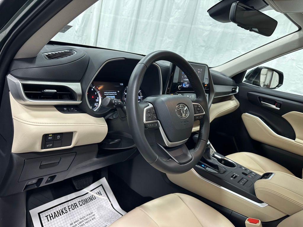 used 2025 Toyota Highlander car, priced at $40,995