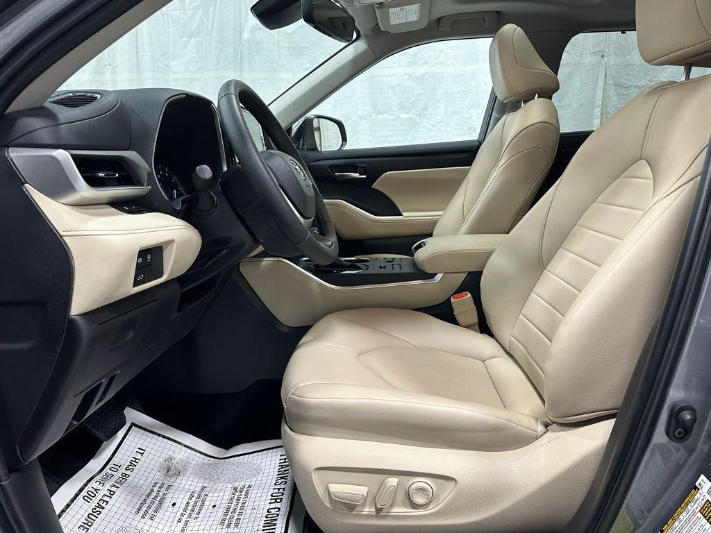 used 2025 Toyota Highlander car, priced at $42,995