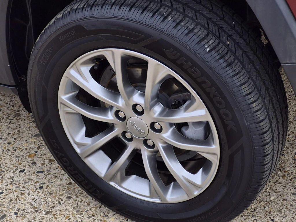 used 2021 Jeep Cherokee car, priced at $15,995