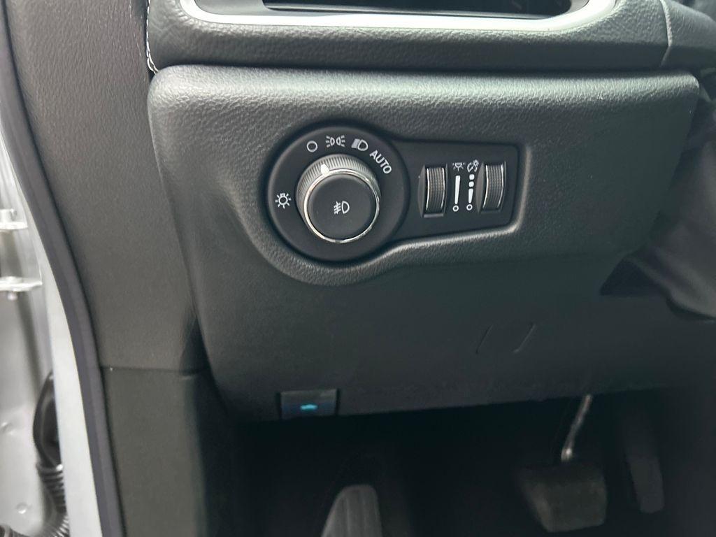 new 2026 Chrysler Pacifica car, priced at $39,376