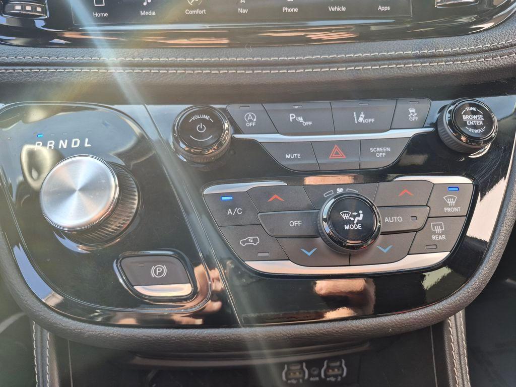 used 2025 Chrysler Pacifica car, priced at $35,728