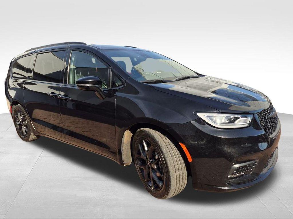 used 2025 Chrysler Pacifica car, priced at $35,728