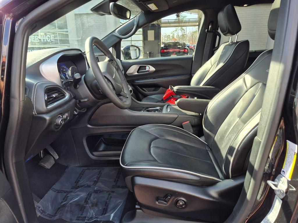 used 2025 Chrysler Pacifica car, priced at $35,728