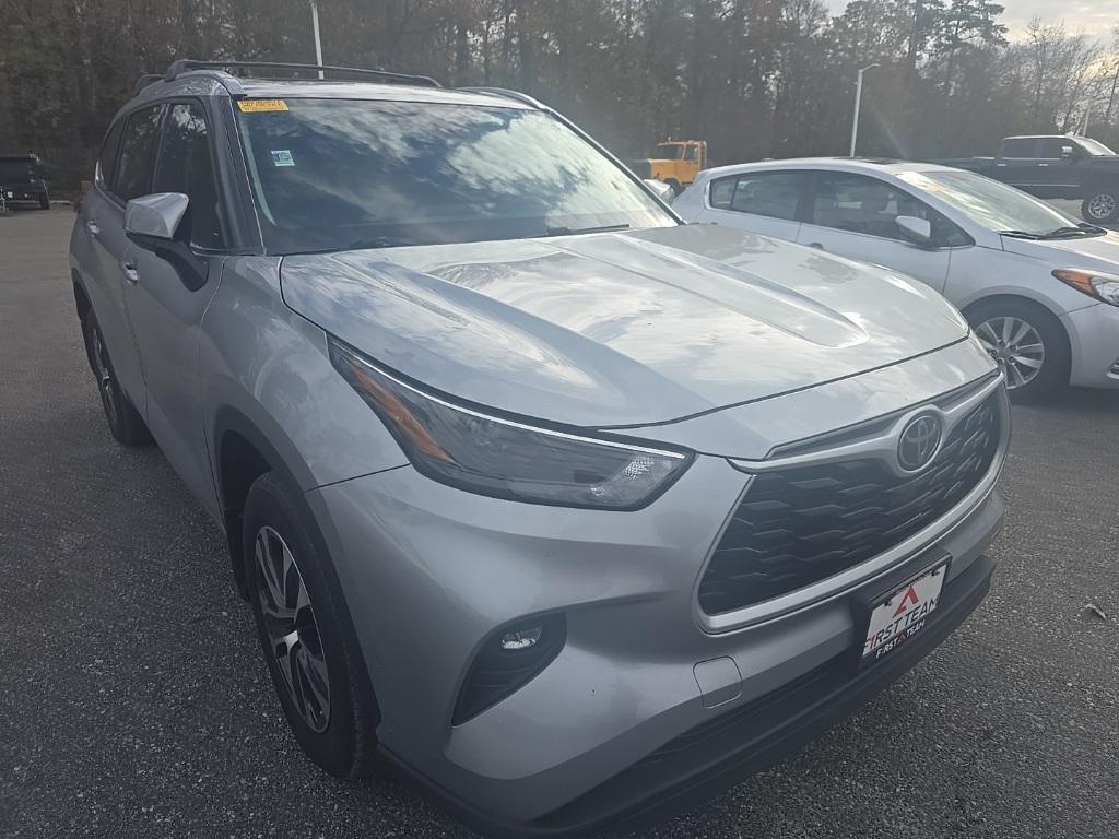used 2022 Toyota Highlander car, priced at $34,300