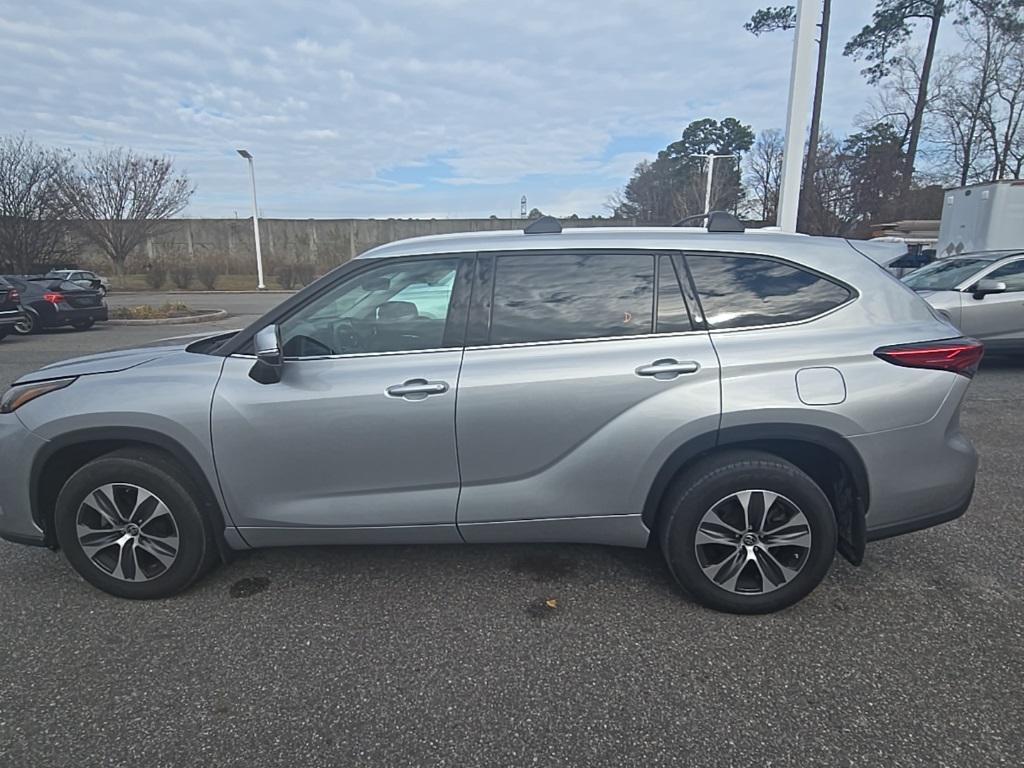 used 2022 Toyota Highlander car, priced at $34,300