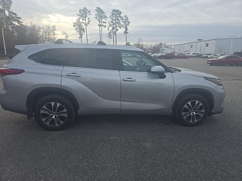 used 2022 Toyota Highlander car, priced at $34,300