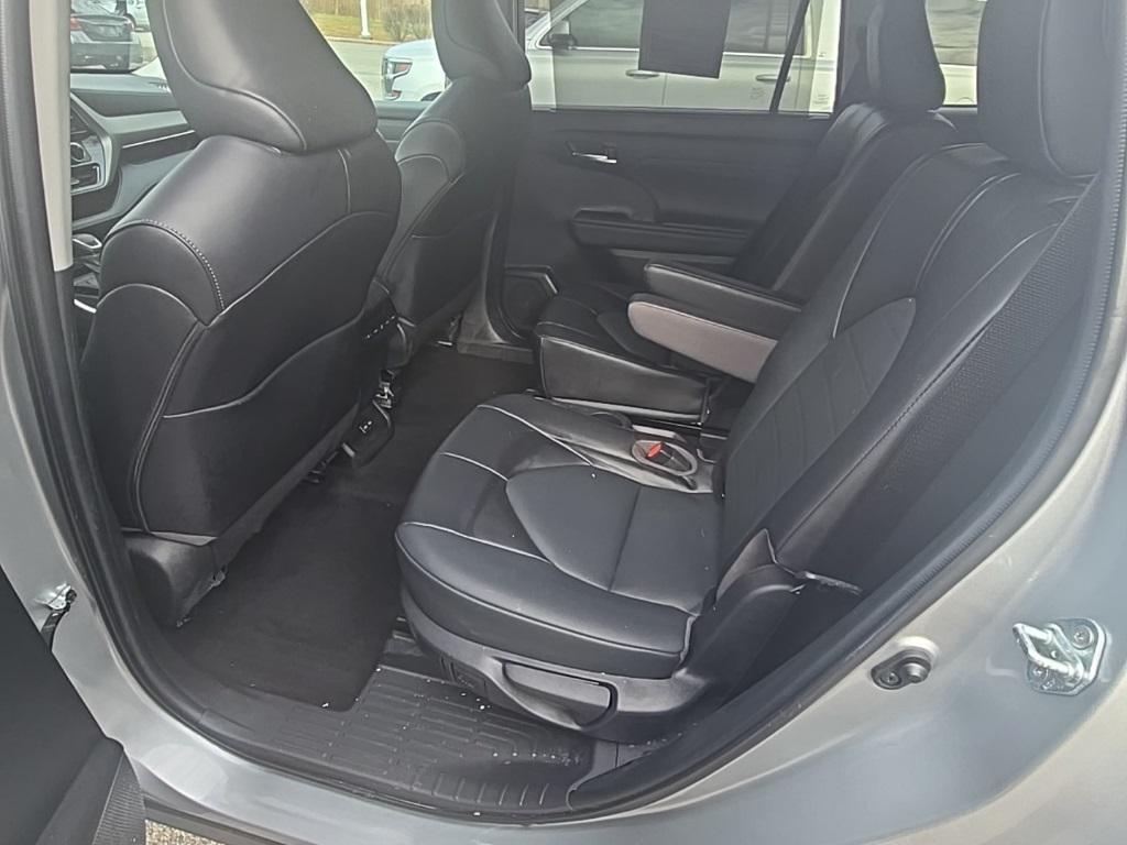 used 2022 Toyota Highlander car, priced at $34,300