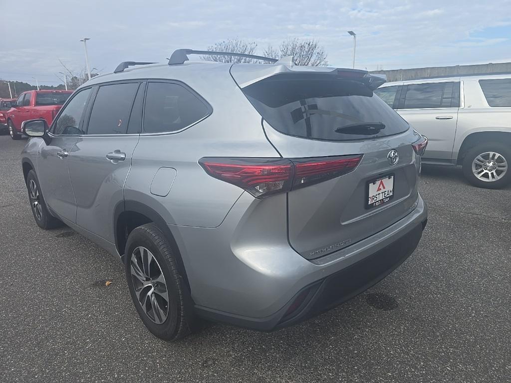 used 2022 Toyota Highlander car, priced at $34,300