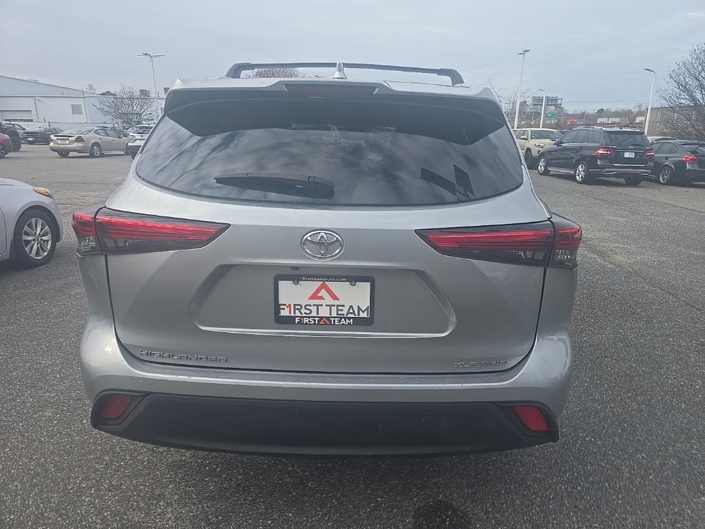 used 2022 Toyota Highlander car, priced at $34,300