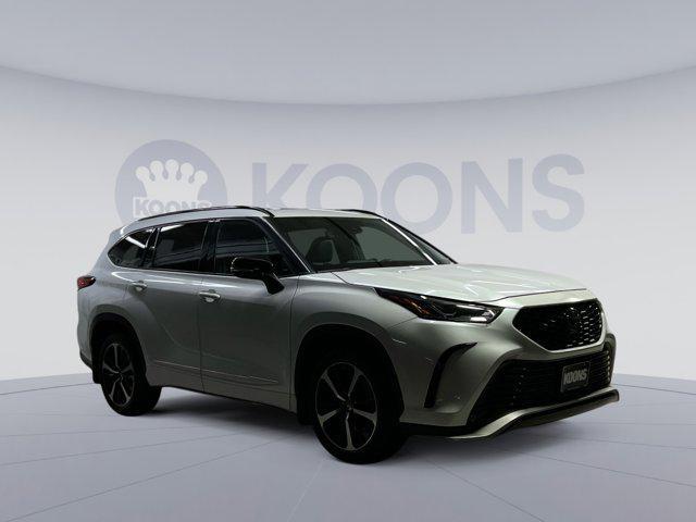 used 2022 Toyota Highlander car, priced at $32,750