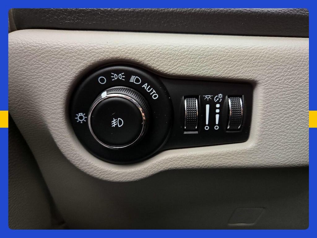used 2023 Chrysler Pacifica Hybrid car, priced at $33,998