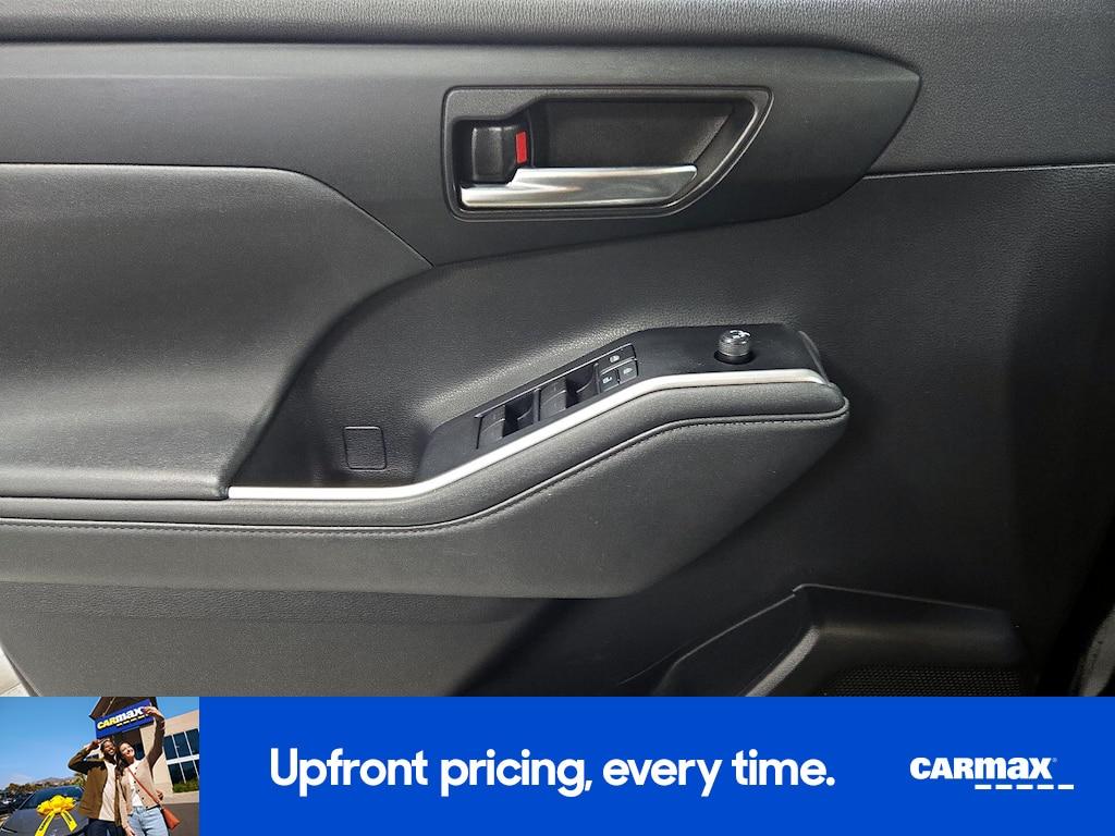 used 2021 Toyota Highlander car, priced at $33,998