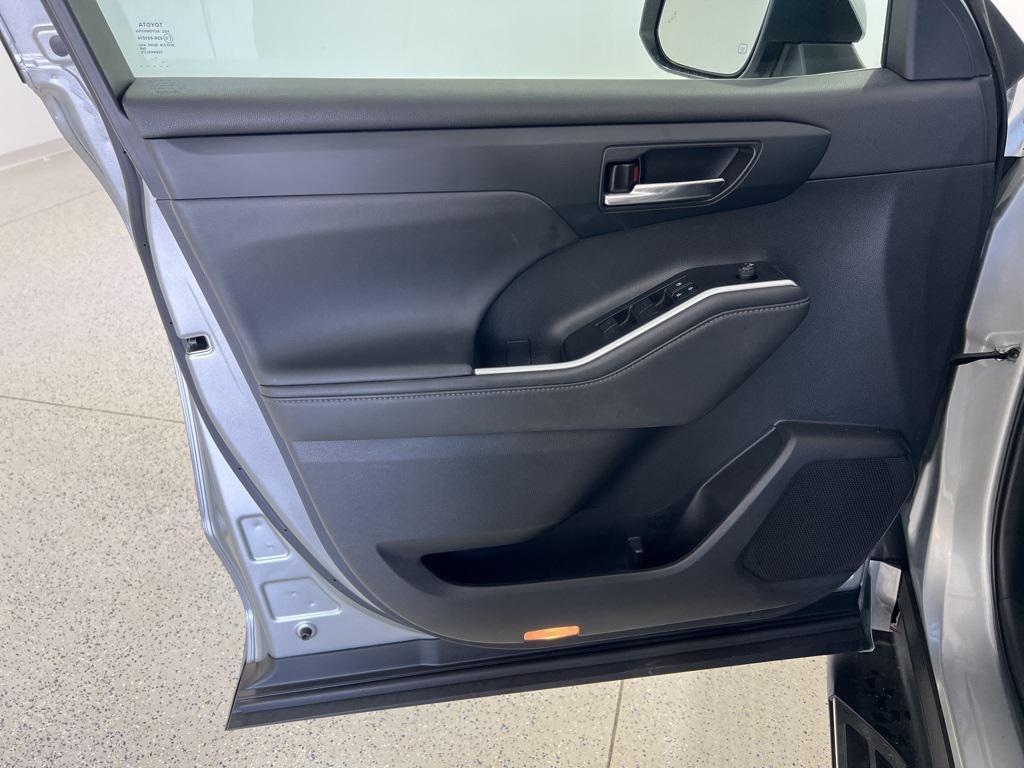 used 2022 Toyota Highlander Hybrid car, priced at $33,880