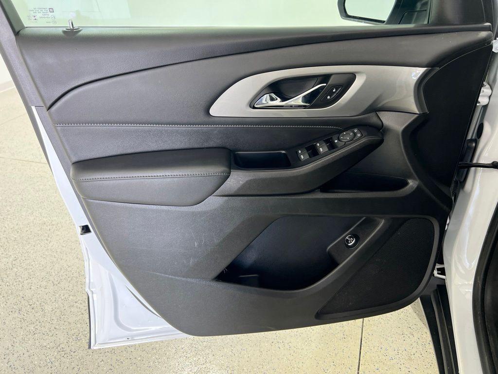used 2023 Chevrolet Traverse car, priced at $31,880