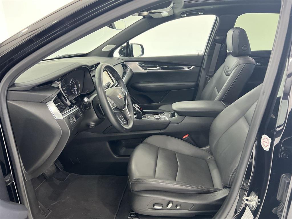 used 2025 Cadillac XT5 car, priced at $38,880