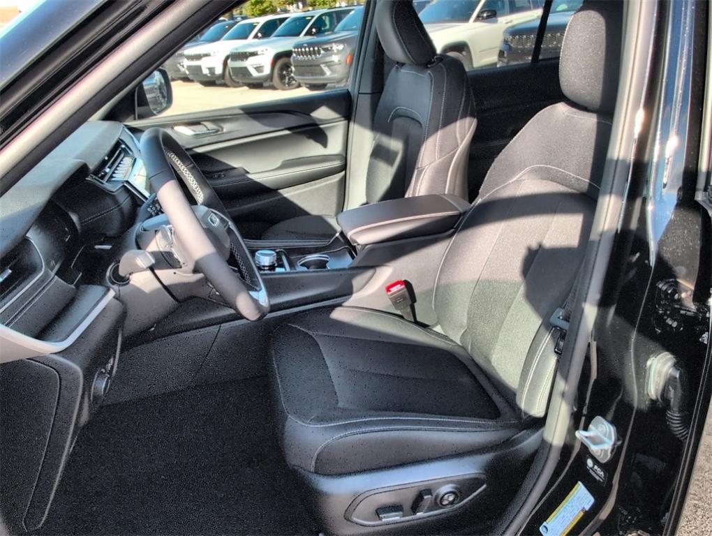 new 2025 Jeep Grand Cherokee car, priced at $38,999