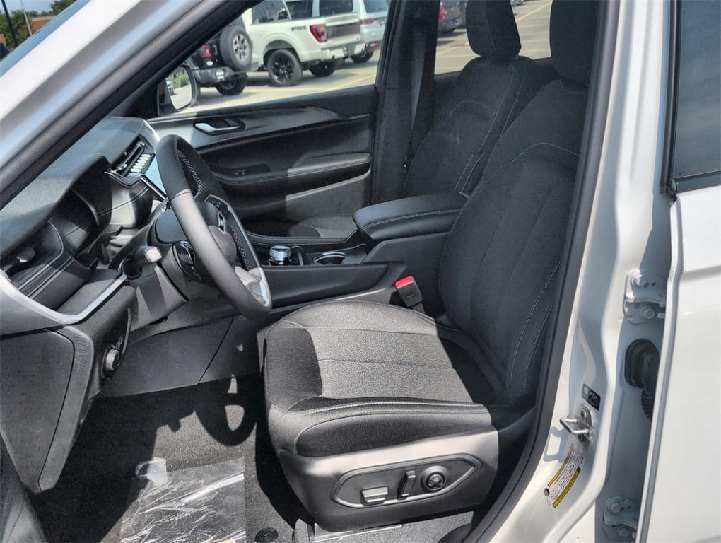 new 2025 Jeep Grand Cherokee car, priced at $31,998