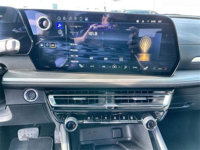 used 2025 Chevrolet Traverse car, priced at $34,495