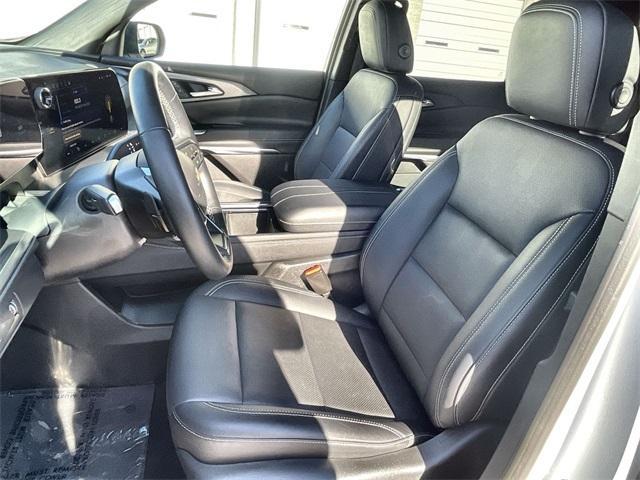 used 2025 Chevrolet Traverse car, priced at $35,495