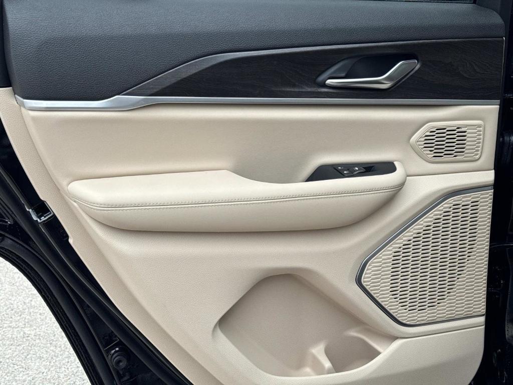 new 2026 Jeep Grand Cherokee car, priced at $51,924
