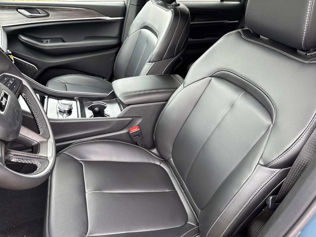 new 2026 Jeep Grand Cherokee car, priced at $47,984