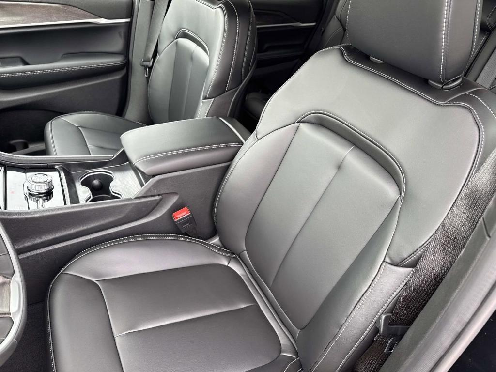 new 2026 Jeep Grand Cherokee car, priced at $48,999